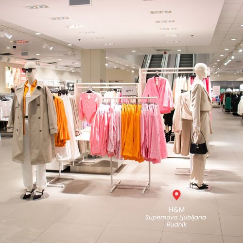 Tale pisana kolekcija iz H&M je pravi pomladni balzam za oči, kajne? 💐 Trenč plašči, kombinacija bež in pastelnih...